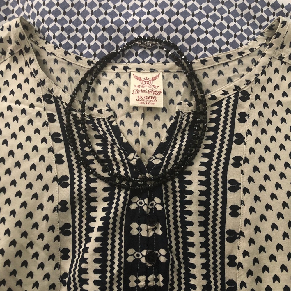 🛑SOLD🛑  
Blouse no necklace TOP ONLY - Picture 5 of 5